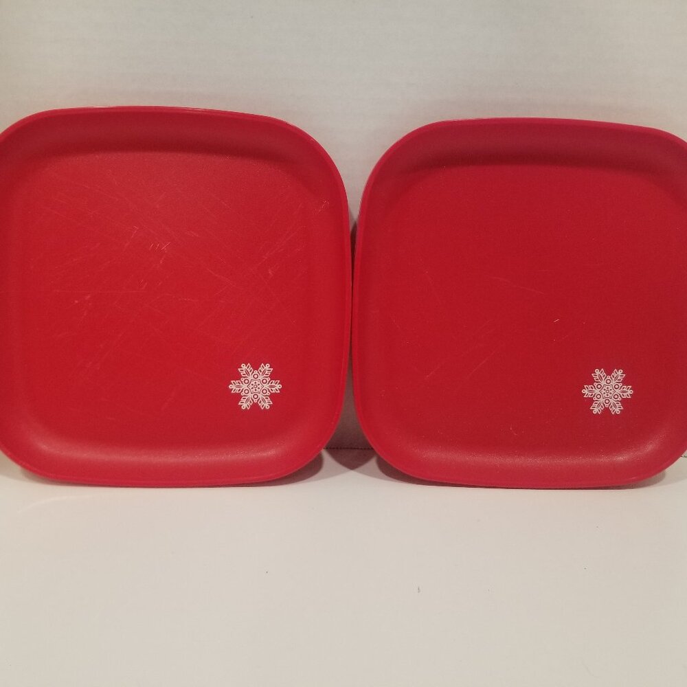 Tupperware Red Snowflake Plates and Mugs (4 pieces total), GUC - EUC - Picture 2 of 14